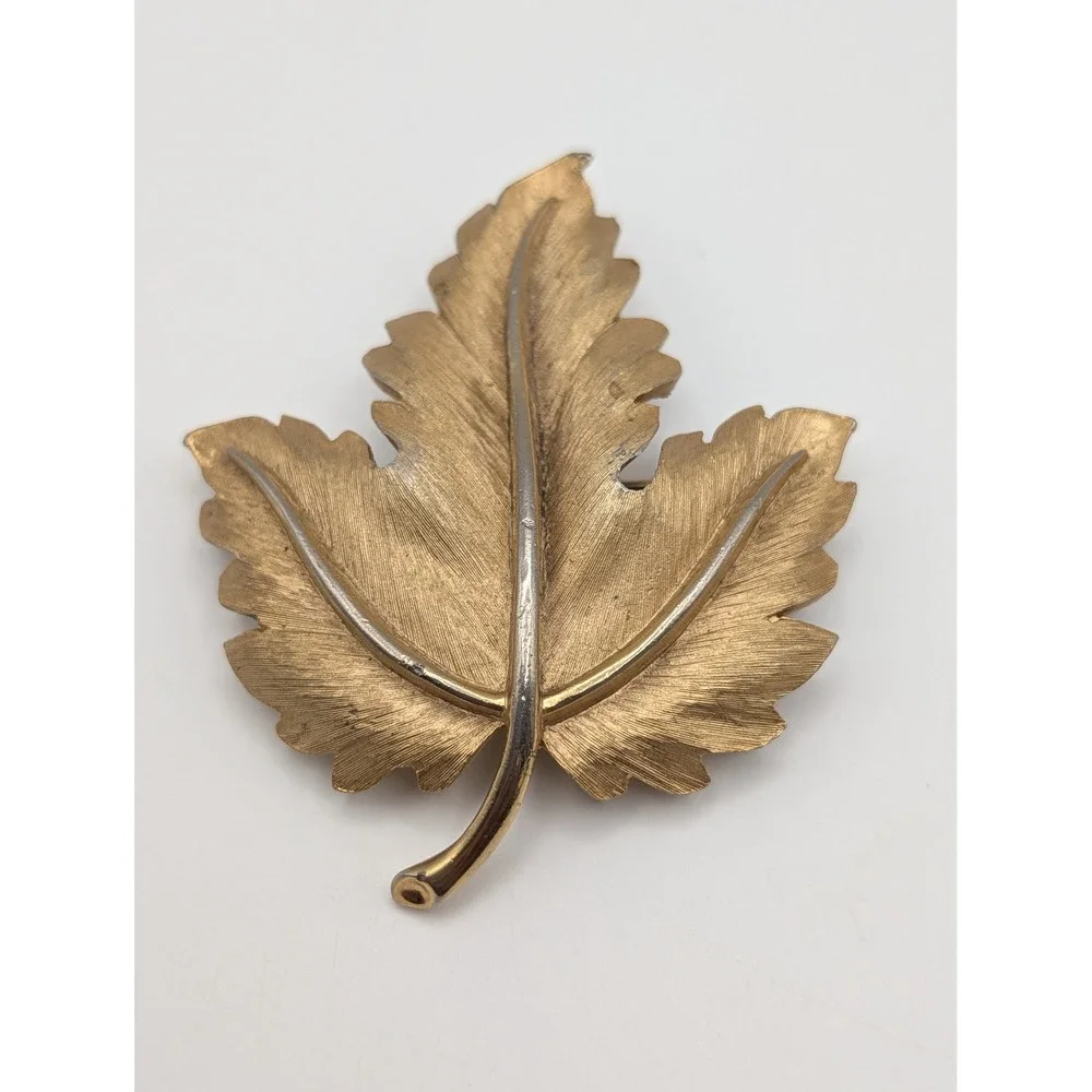 Trifari Signed Gold‎ Tone Brushed Maple Leaf Brooch Pin Textured Vintage 2